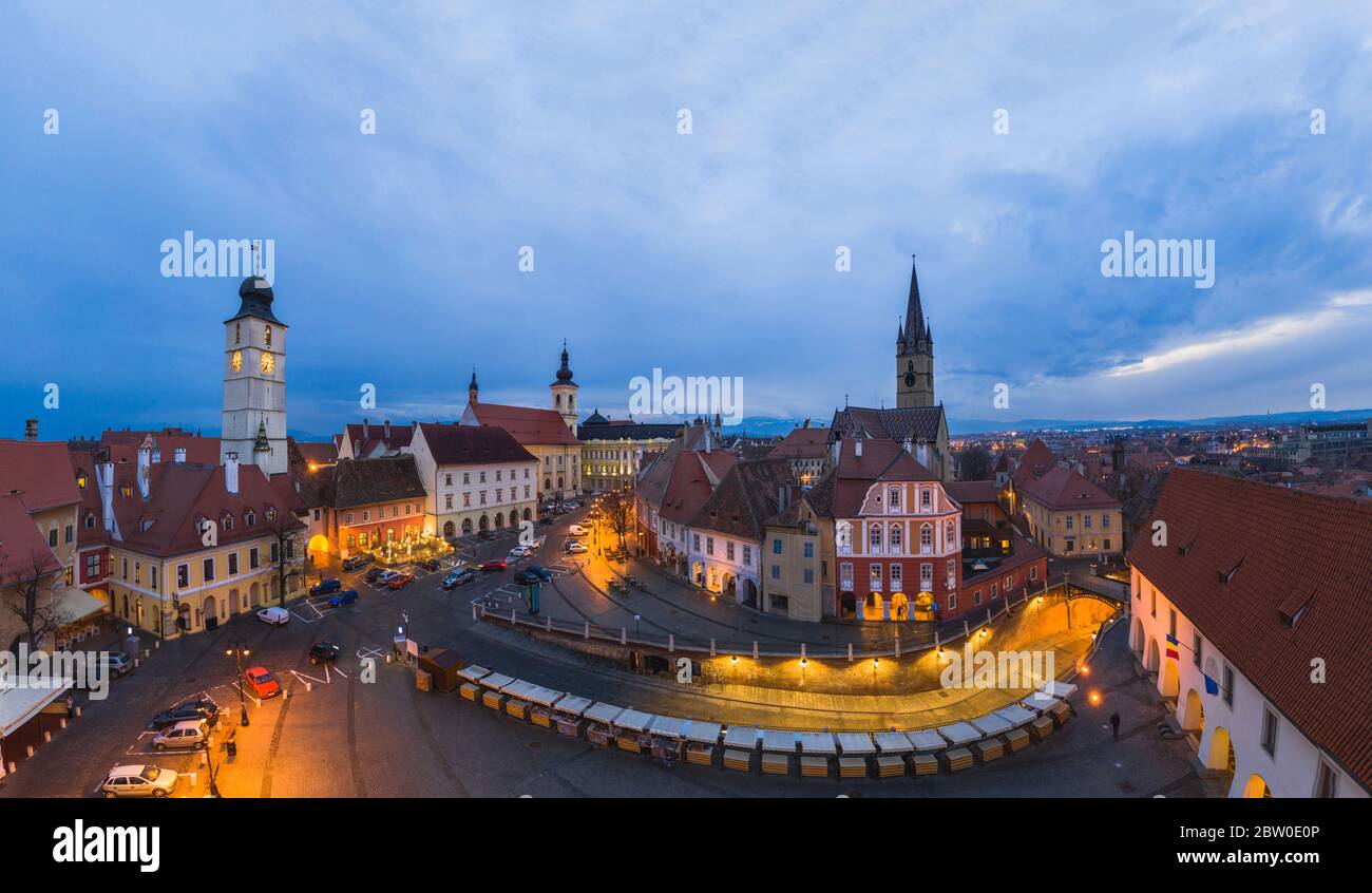 Panorama nocturne de la ville de Sibiu, centre-ville de Sibiu au crépuscule Banque D'Images