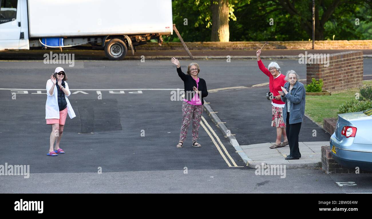 Brighton UK 28 mai 2020 - les résidents et les voisins de Queens Park à Brighton se joignent au Clap pour nos soignants pour le personnel du NHS et les principaux travailleurs ce soir pendant la pandémie du coronavirus COVID-19 . : crédit Simon Dack / Alamy Live News Banque D'Images