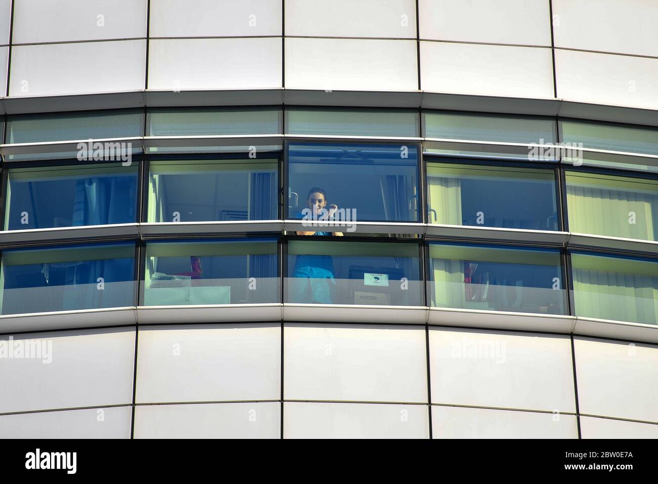 Une infirmière de l'hôpital Queen Elizabeth de Birmingham se joint aux applaudissements pour saluer les héros locaux lors du Clap national de jeudi pour que les soignants reconnaissent et soutiennent les travailleurs du NHS et les soignants qui luttent contre la pandémie du coronavirus. Banque D'Images