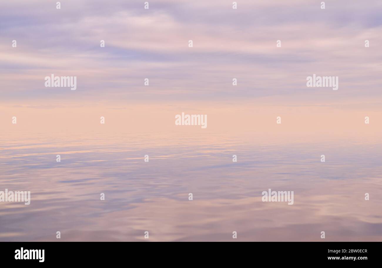 ciel reflété dans l'eau, fond coloré, paysage de mer brumeux dans des couleurs pastel Banque D'Images