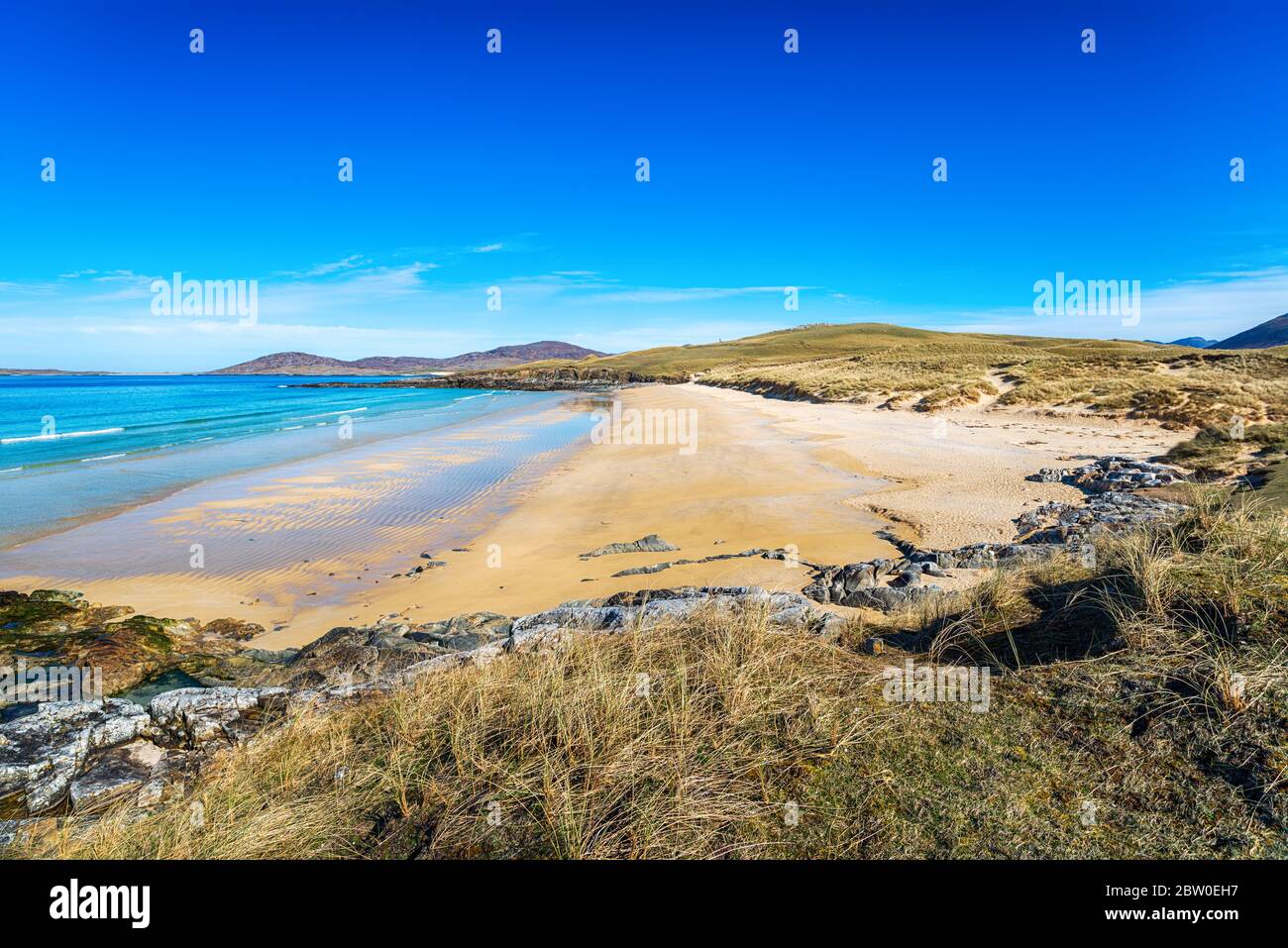 La belle plage de sable de Traigh Lar sous un ciel bleu profond sur l'île de Harris dans les Hébrides extérieures de l'Écosse Banque D'Images