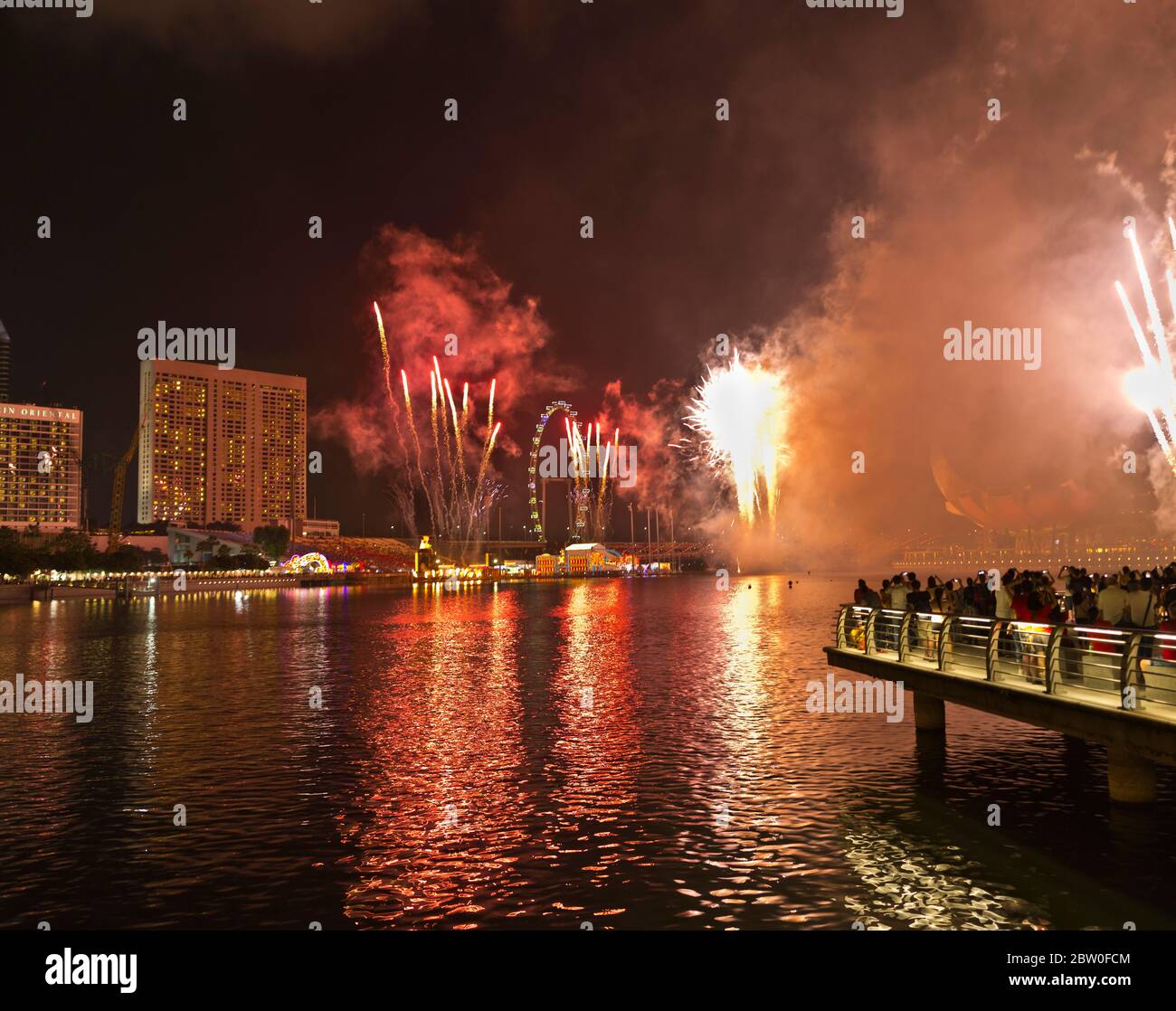 dh Chinois nouvel an Fireworks MARINA BAY SINGAPOUR les gens qui regardent des feux d'artifice Banque D'Images