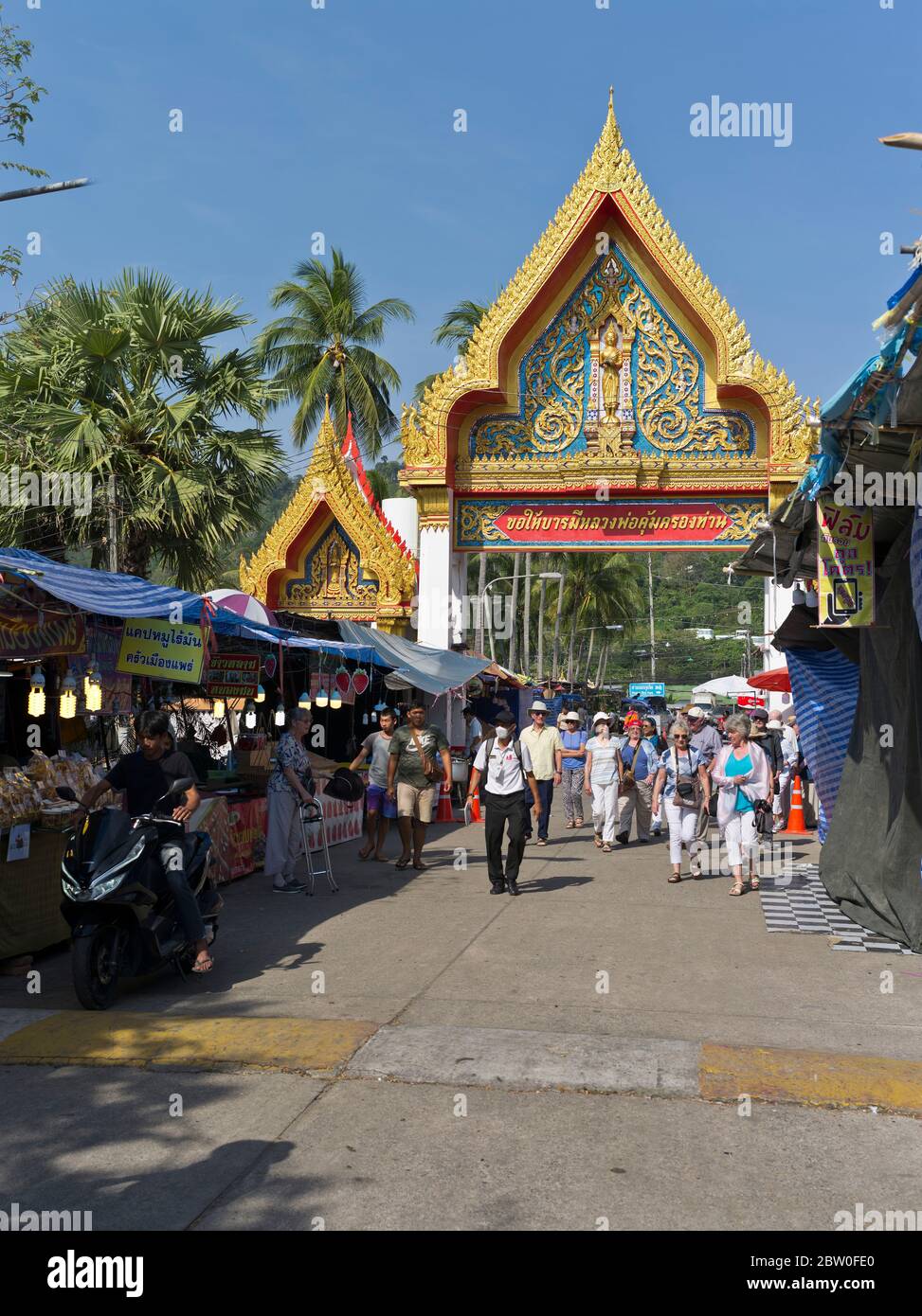dh Wat chalong Temple bouddhiste PHUKET THAÏLANDE Tourisme marchant dans les rues du marché Banque D'Images