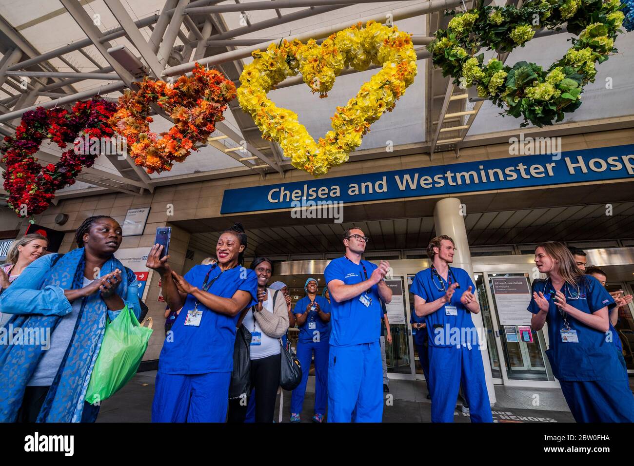 Londres, Royaume-Uni. 28 mai 2020. Le personnel de l'hôpital sort de Chelsea et Westminster et est accueilli par une foule petite mais enthousiaste, car c'était probablement la dernière fois - clap pour les soignants, pour remercier le NHS et d'autres travailleurs et soignants clés. Le « verrouillage » se poursuit à Londres - épidémie de coronavirus (Covid 19) à Londres. Crédit : Guy Bell/Alay Live News Banque D'Images