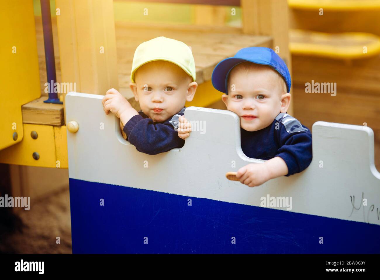 2 frères jumeaux jouent ensemble à l'aire de jeux, 1-2 ans Banque D'Images