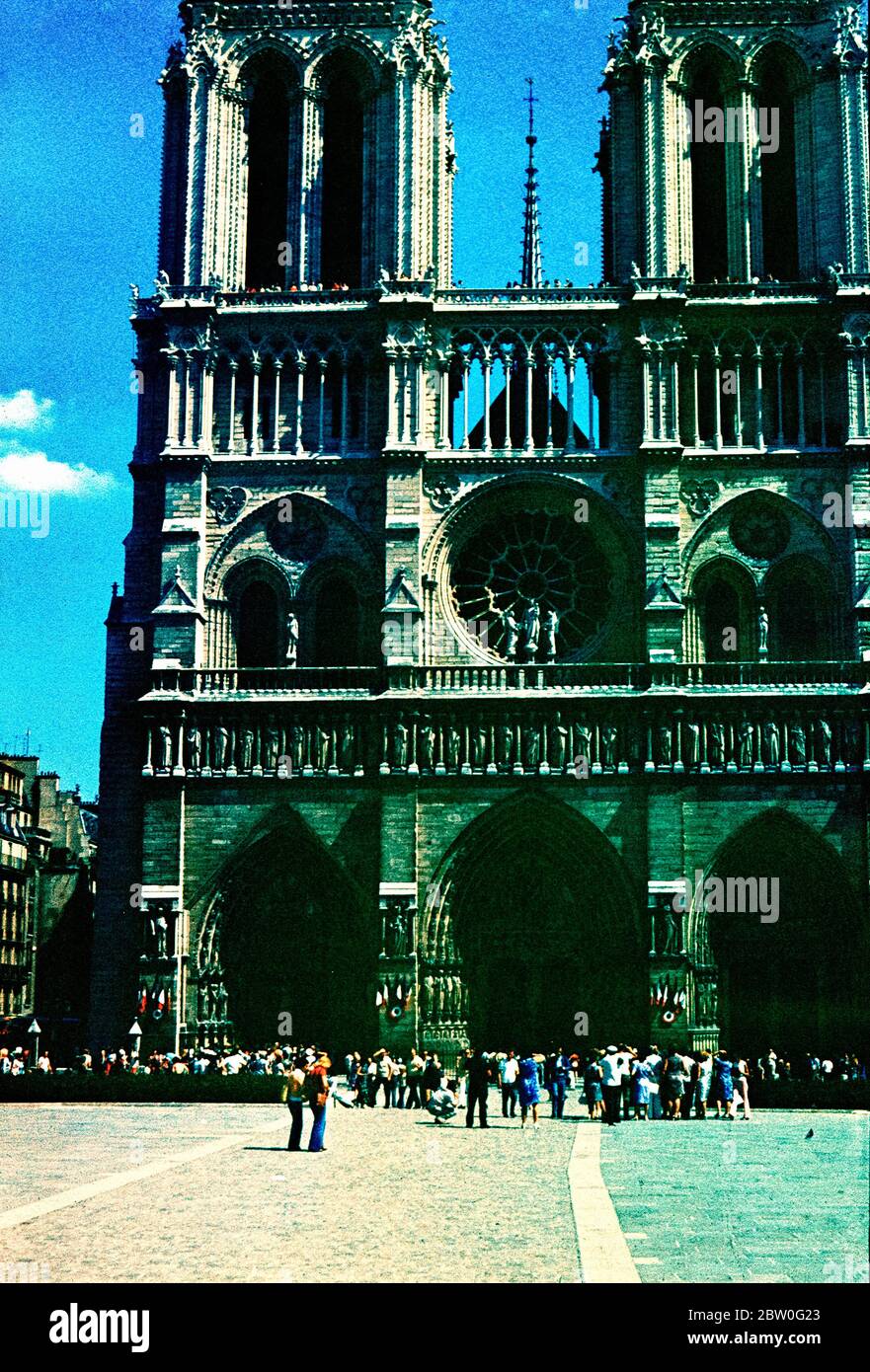 Paris France-juillet 1975. La cathédrale notre Dame façade de saint statues. Patrimoine mondial de l'UNESCO. France. Paris. Film pour diapositives ORWOCHROM. Photo historique Banque D'Images