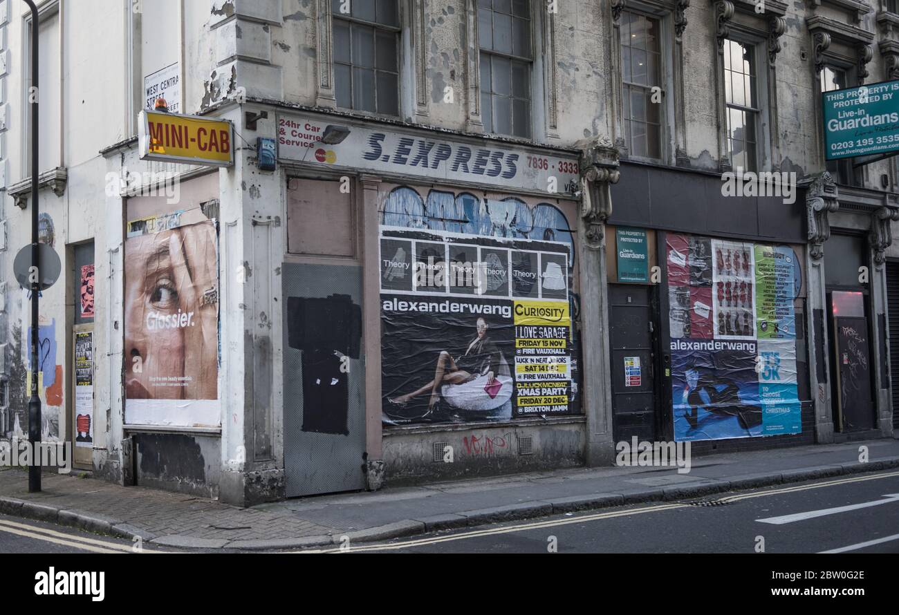 Vieux magasins fermés dans une rue à l'arrière de Londres Banque D'Images