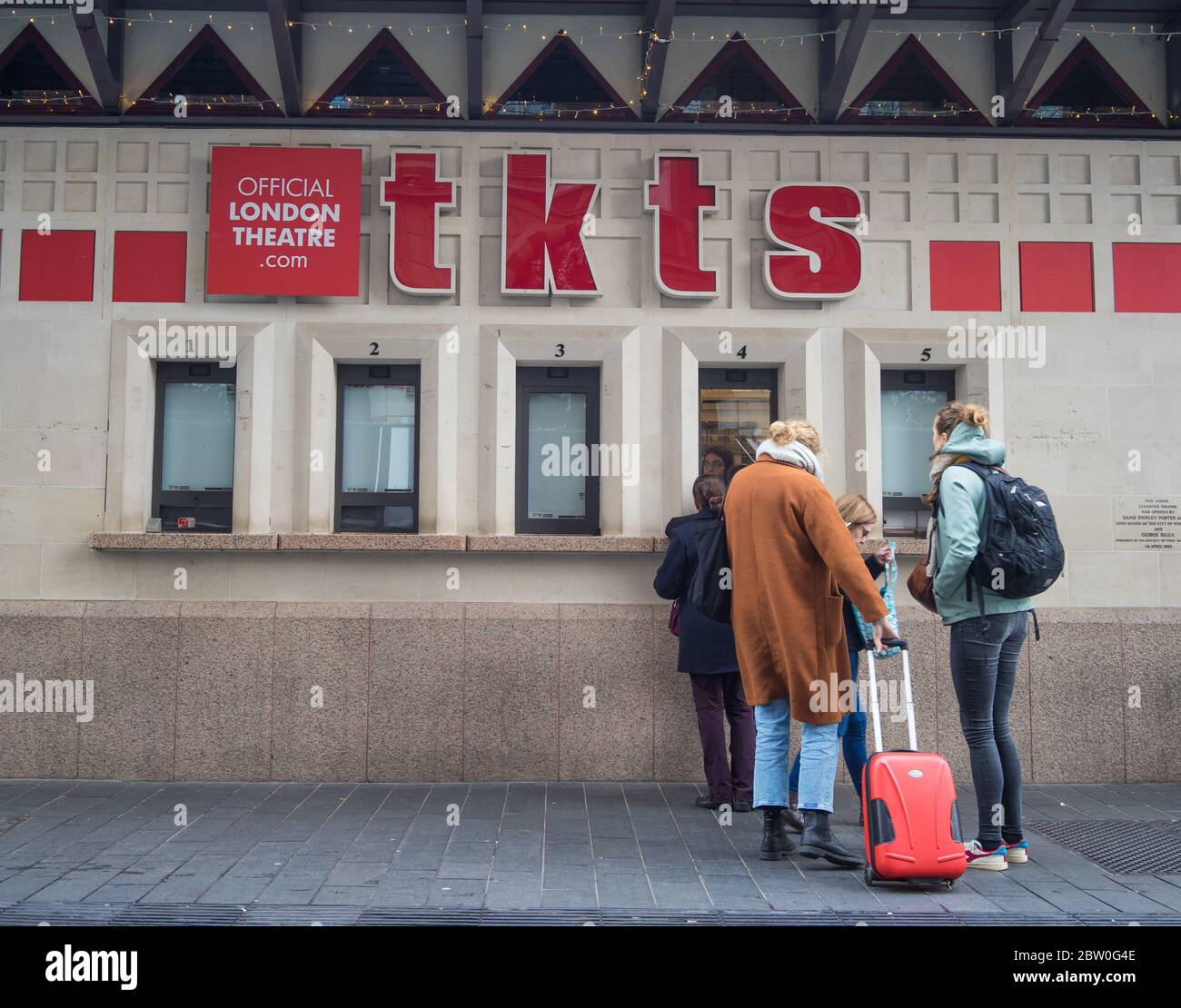 Guichet officiel du London Discounted Theatre à Leicester Square avec des personnes qui se préparent à acheter des billets. Londres Banque D'Images