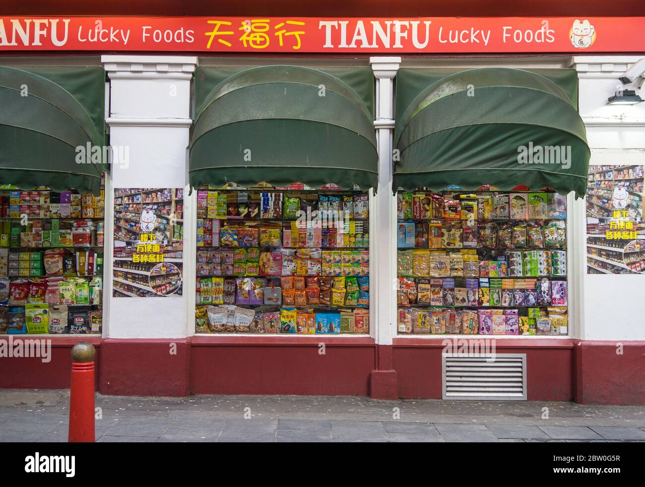 Tianfu Lucky Foods Store dans la ville chinoise de Londres vendant beaucoup de nourriture orientale exposée dans la fenêtre. Londres Banque D'Images