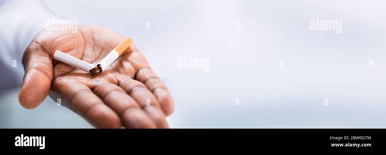 Afro-américain cesser de fumer. Cigarette cassée dans la main Banque D'Images