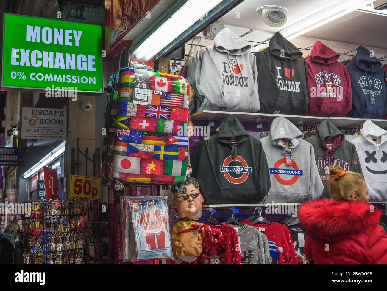 Panneau d'échange d'argent devant une boutique de souvenirs de Londres avec drapeaux du monde et sweats à capuche exposés. Londres Banque D'Images