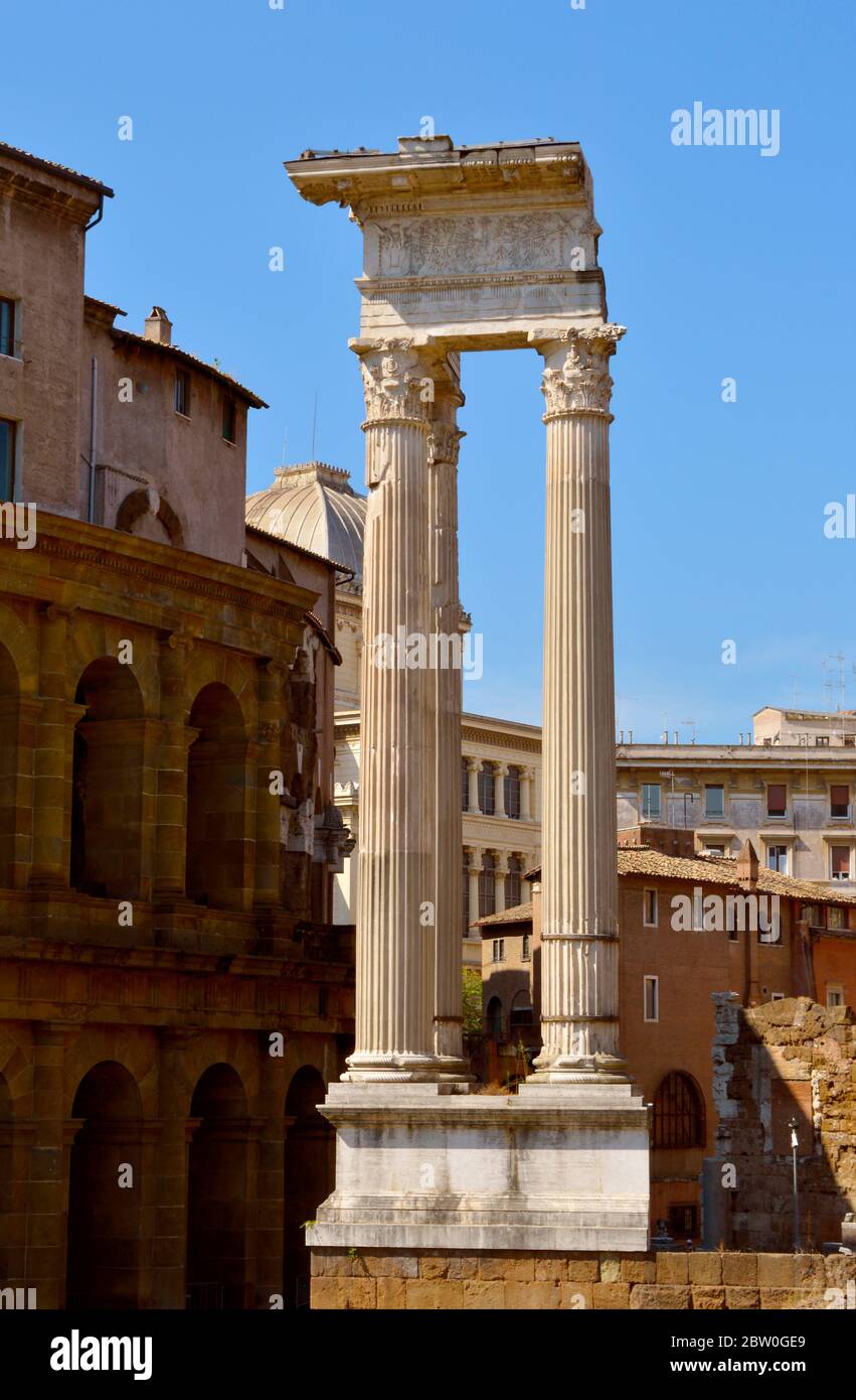 Les trois colonnes historiques du Temple d'Apollon Sosianus à Rome Banque D'Images