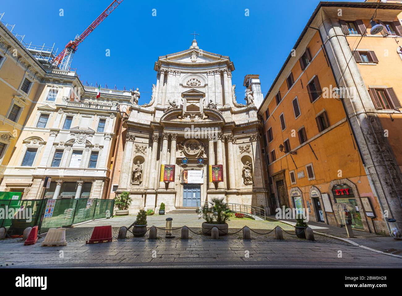 Rome, Italie. 25 mai 2020 : Eglise de San Marcello al Corso dans le centre historique de Rome en Italie. Façade avant. Église titulaire dont cardinal-protec Banque D'Images