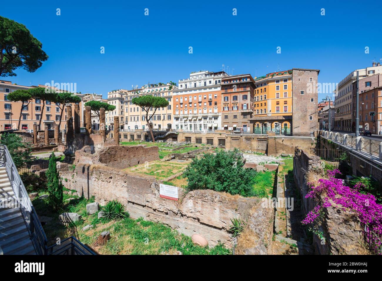 Rome, Italie. 25 mai 2020 : Largo di Torre Argentina, place à Rome, Italie avec quatre temples républicains romains et les vestiges du théâtre Pompey. Arc Banque D'Images