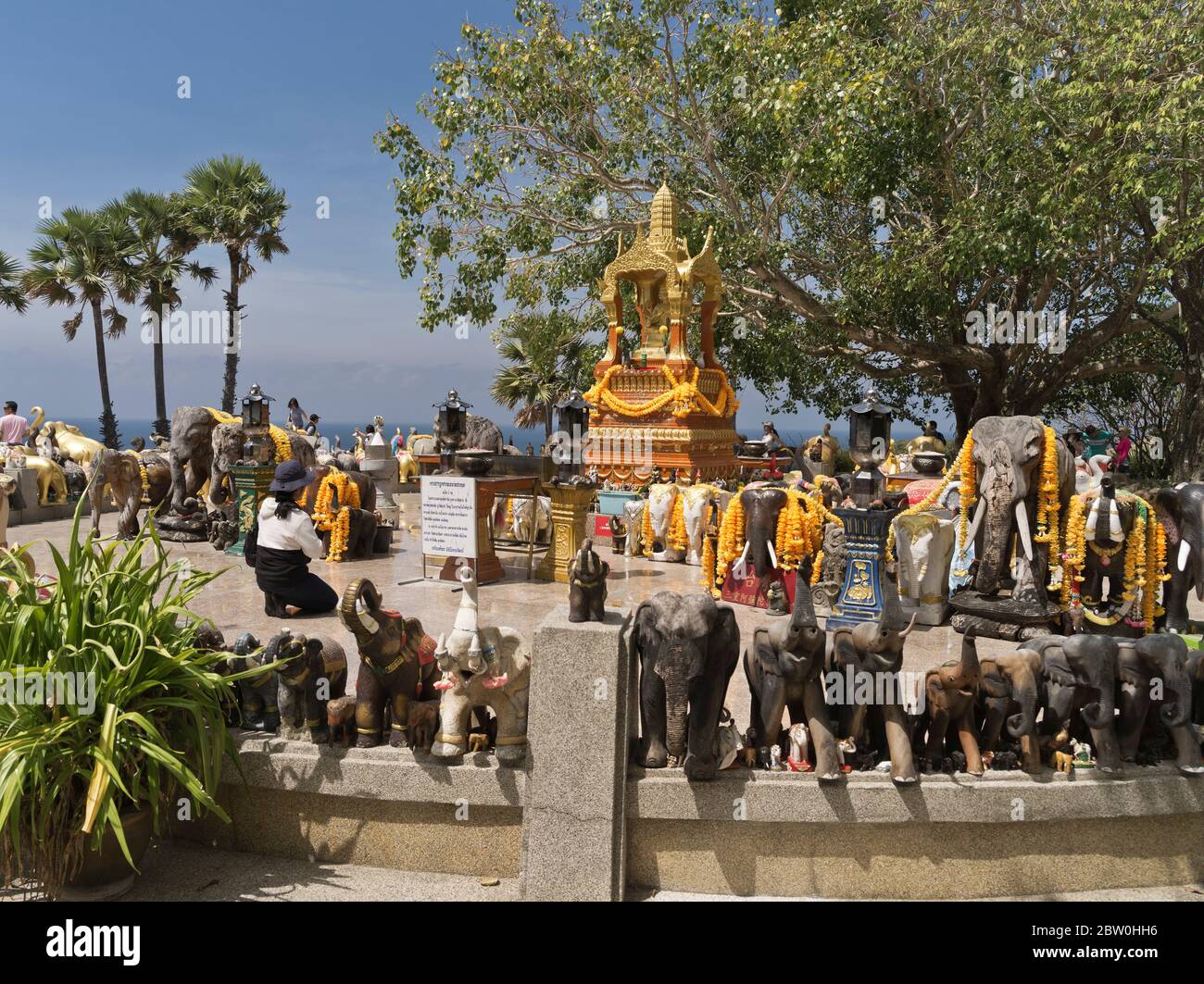 dh Promthep Cape Phra Prom Area PHUKET THAÏLANDE statues d'éléphants Femme thaïe priant au sanctuaire hindou Brahma hindous hindism culture locale personnes Banque D'Images