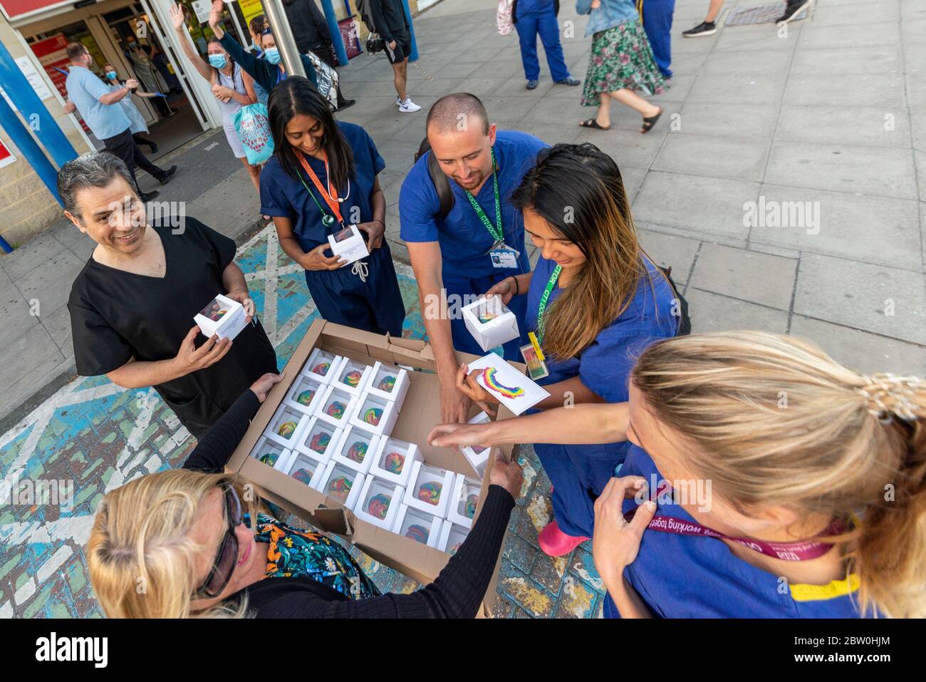 Southend University Hospital, Southend on Sea, Essex, Royaume-Uni. 28 mai 2020. Des personnes se sont rassemblées devant l'entrée de l'hôpital Southend pour participer à la finale « Clap for Carers » qui a eu lieu à 20 h tous les jeudis soir au cours des dix dernières semaines au Royaume-Uni pour remercier le NHS et les principaux travailleurs pendant la pandémie du coronavirus COVID-19. Le personnel du NHS s'est réuni à l'extérieur pour recevoir et se joindre aux applaudissements, et des gâteaux ont été distribués Banque D'Images