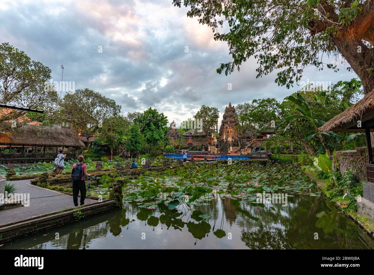 Ubud, Bali, Indonésie - 10 mai 2018 : palais aquatique Ubud au crépuscule, avec quelques touristes Banque D'Images