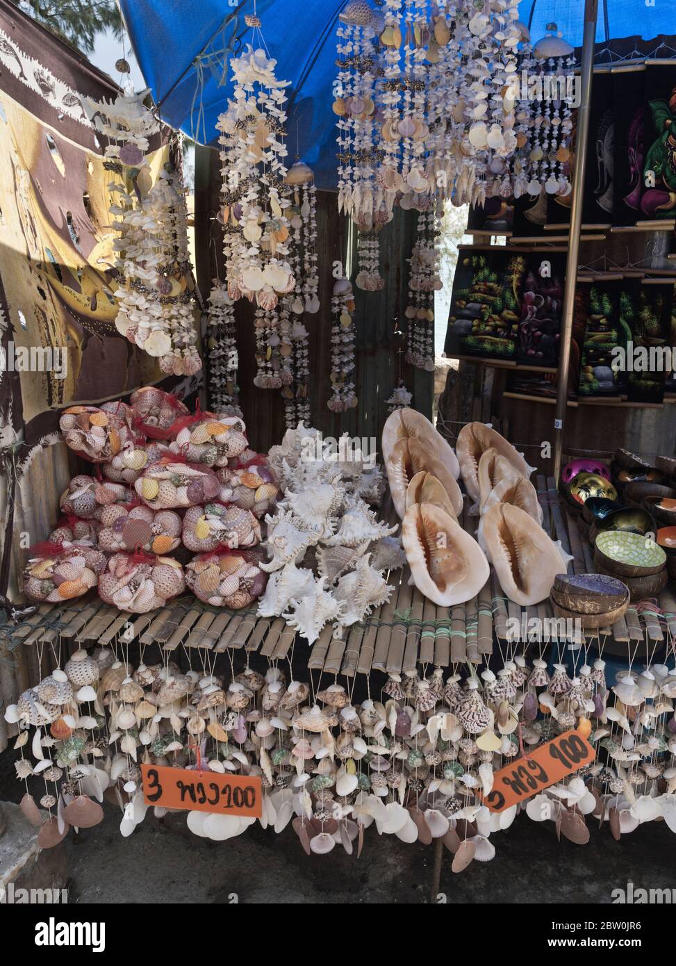 dh Rawai marché PHUKET THAÏLANDE Seashell souvenirs stall Thai coquillages marchés coquillages Banque D'Images