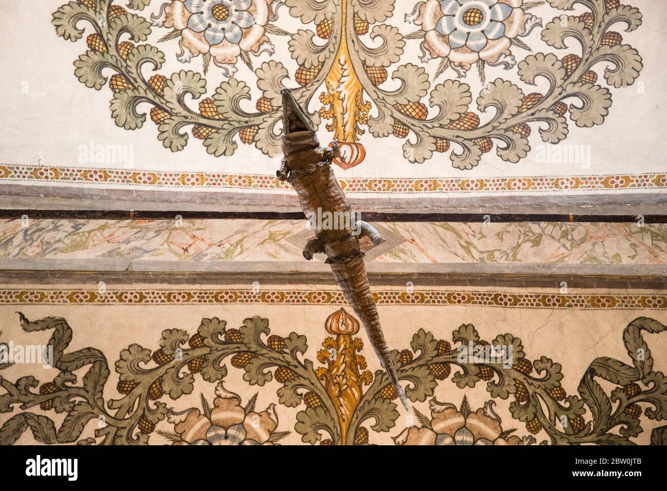 Le crocodile suspendu au plafond dans le sanctuaire de Santa Maria delle Grazie, Curtatone, province de Mantoue, Italie. L'animal en peluche est le souper Banque D'Images