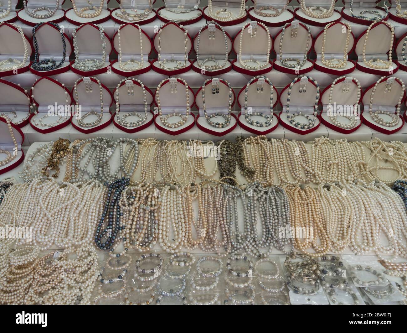 dh Rawai marché Thai colliers PHUKET THAÏLANDE collier Pearl bijoux boutique de perles souvenirs sur les marchés des stallettes Banque D'Images
