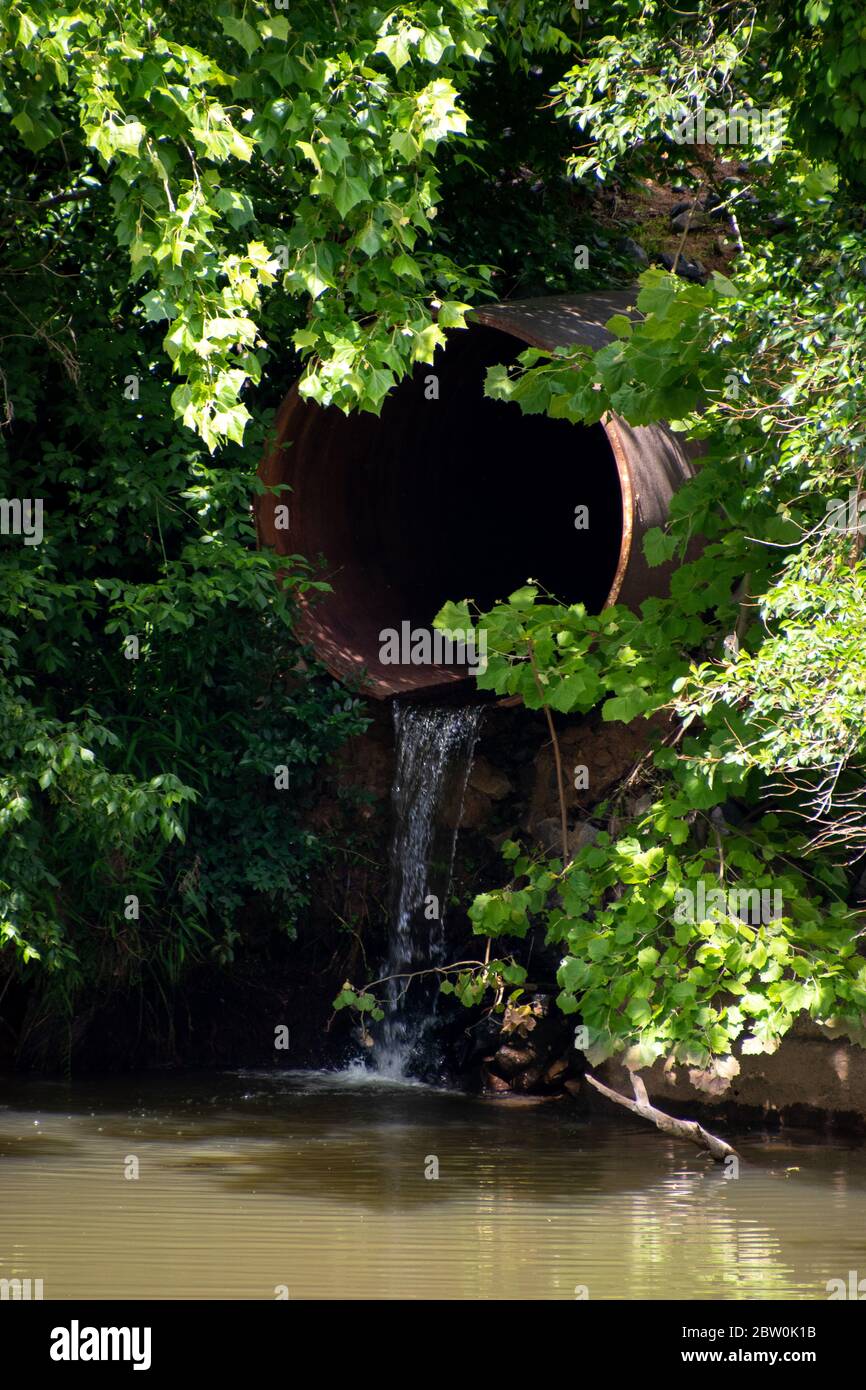 Tuyau de vidange des eaux usées avec un débit d'eau faible. Banque D'Images