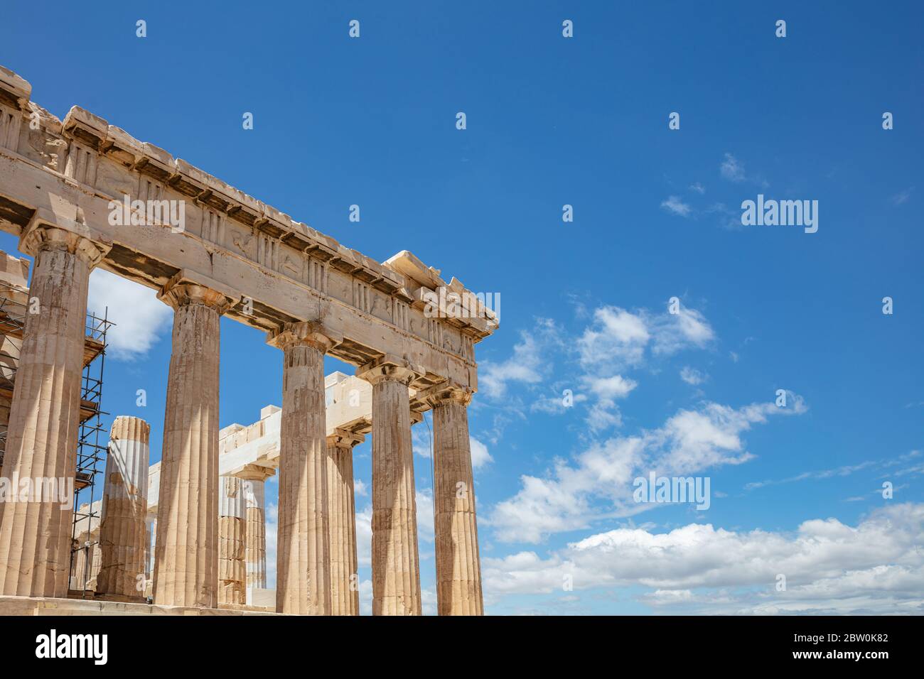 Acropole d'Athènes, Grèce. Temple Parthénon dédié à la déesse Athena, détail des ruines antiques du temple, fond bleu ciel au printemps ensoleillé jour. Banque D'Images