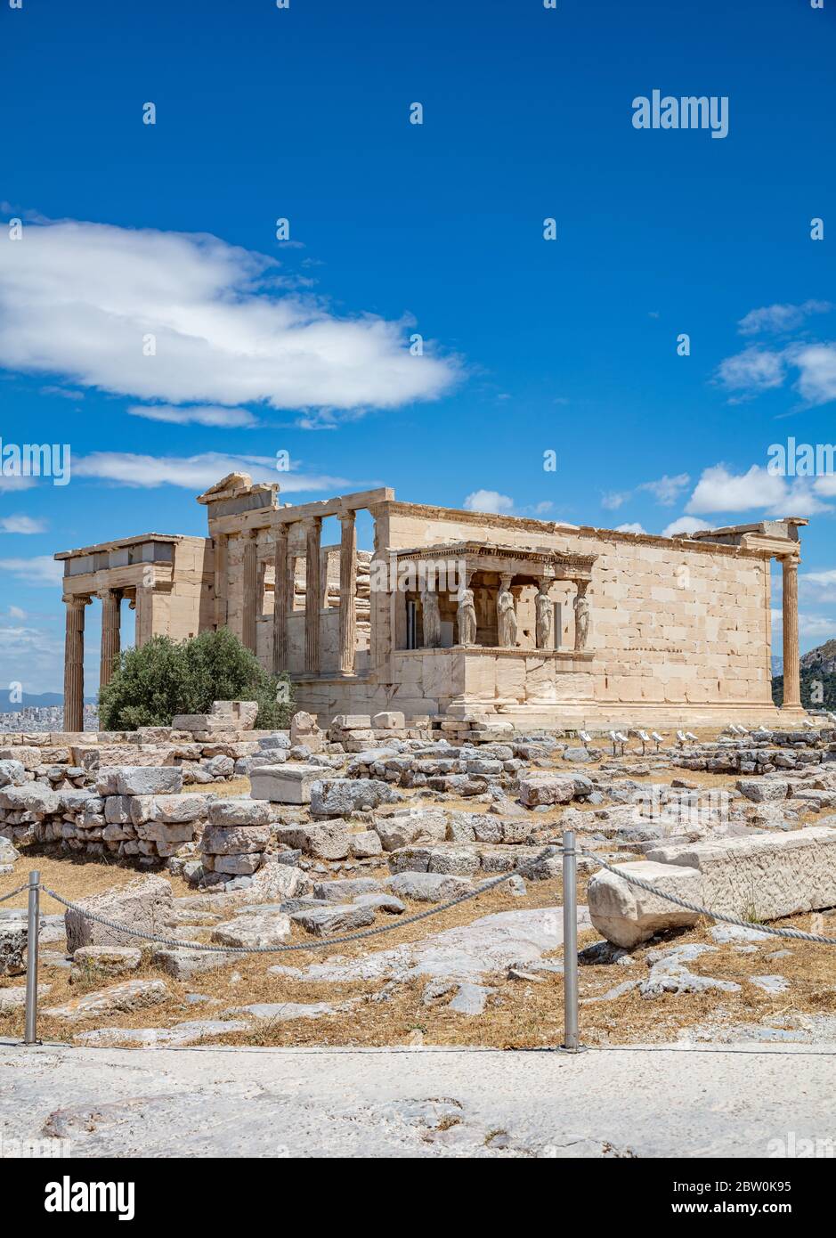 Athènes Acropole, site touristique de la Grèce. Erechtheum, Erechtheion avec porche Cariatides, ruines grecques anciennes, ciel bleu au printemps ensoleillé jour. Banque D'Images