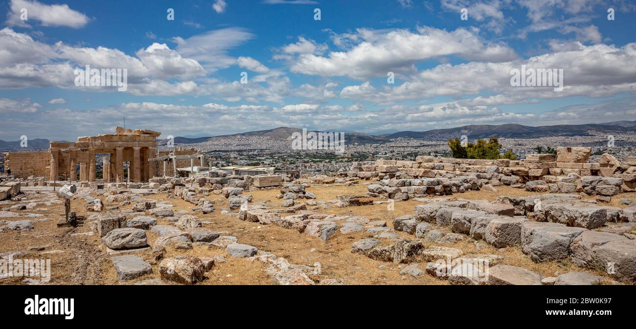 Athènes Acropole, site touristique de la Grèce. Porte d'entrée de Propylaea, site archéologique des ruines grecques anciennes vide, ciel bleu ciel nuageux au printemps jour ensoleillé. Banque D'Images
