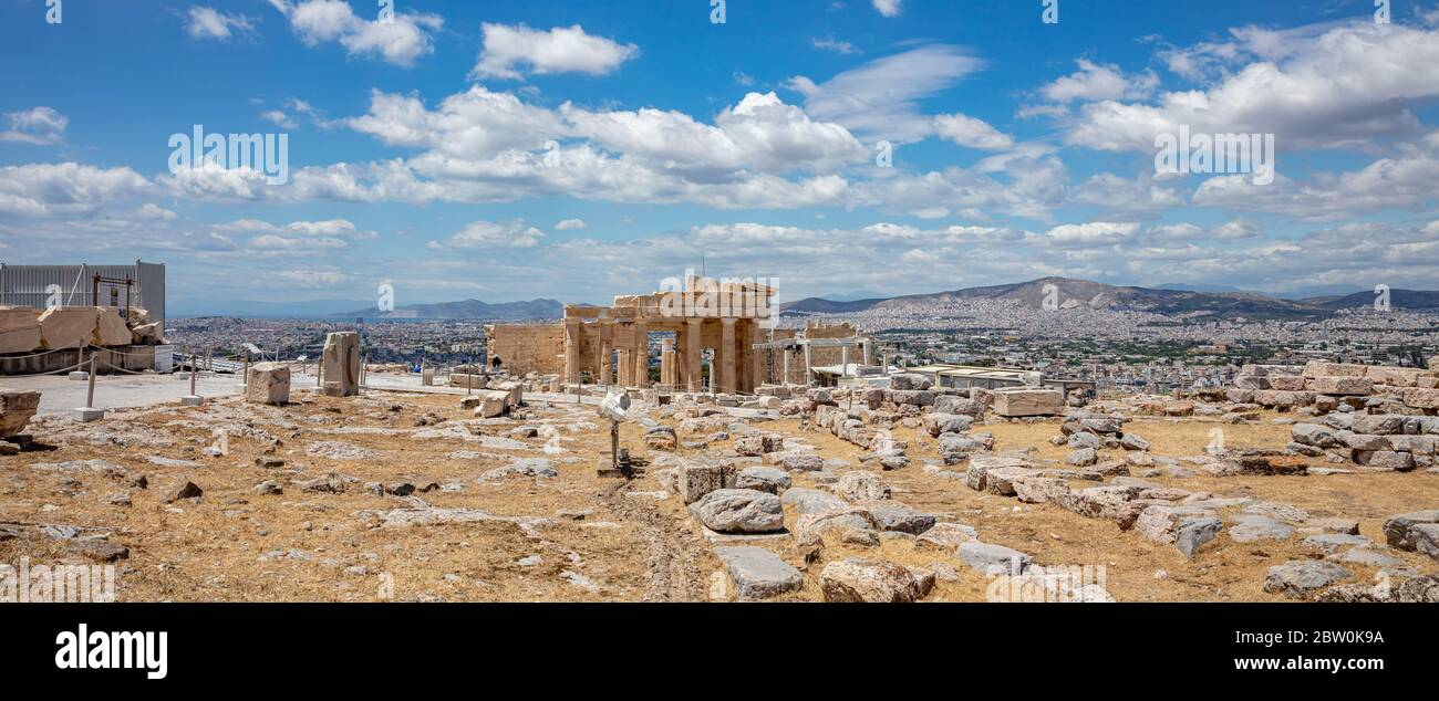 Athènes Acropole, site touristique de la Grèce. Porte d'entrée de Propylaea, ruines grecques anciennes et vue panoramique sur la ville d'Athènes, ciel bleu nuageux. Banque D'Images