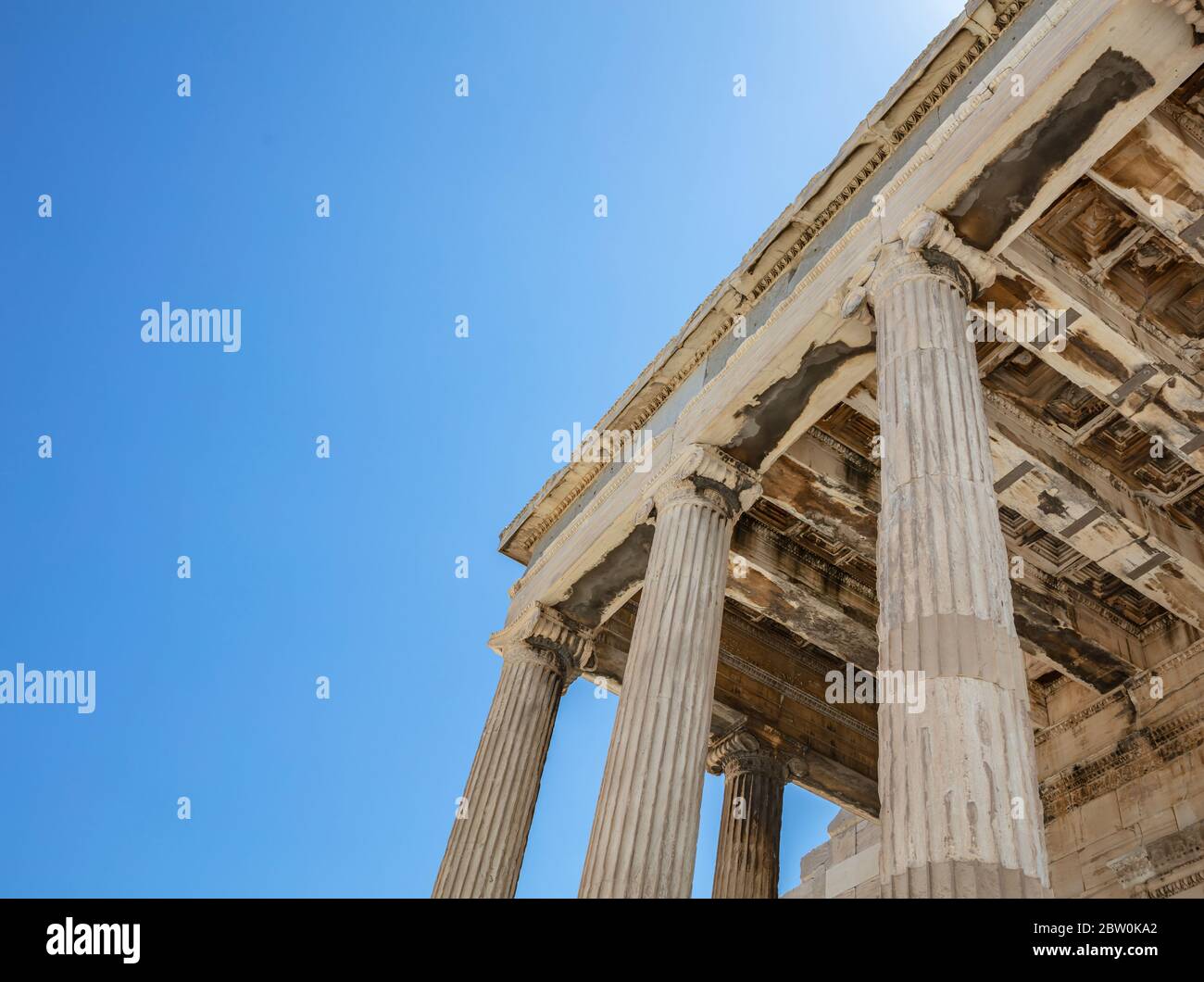 Athènes Acropole, site touristique de la Grèce. Temple d'Athéna, Erechtheum ruines grecques anciennes, ciel bleu au printemps jour ensoleillé. Banque D'Images