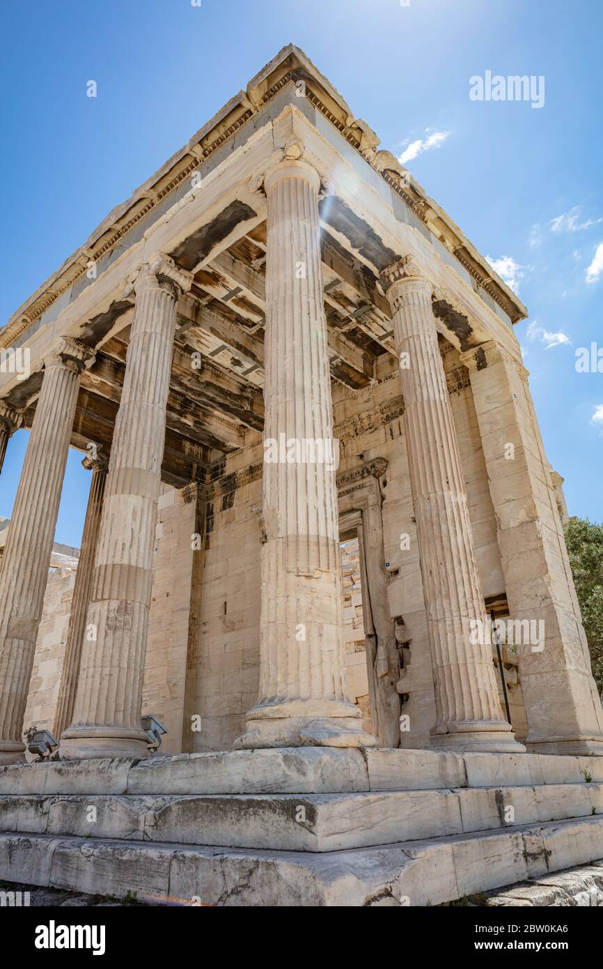 Athènes Acropole, site touristique de la Grèce. Temple d'Athéna, Erechtheum ruines grecques anciennes, ciel bleu au printemps jour ensoleillé. Banque D'Images