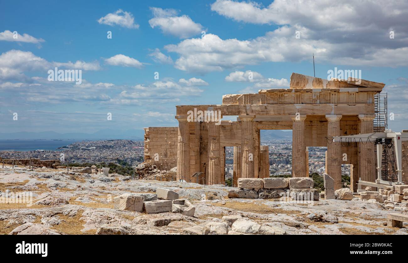 Athènes Acropole, site touristique de la Grèce. Porte d'entrée de Propylaea et vue sur la ville d'Athènes depuis le haut, ciel bleu ciel nuageux au printemps par beau temps. Banque D'Images