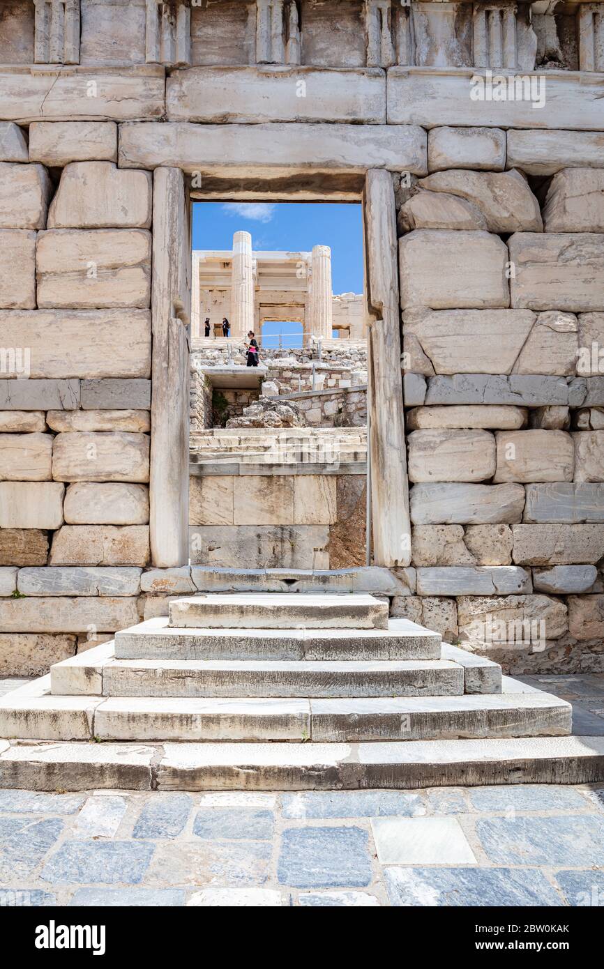 Athènes Acropole, site touristique de la Grèce. Entrée à Propylaea, porte d'entrée de la Grèce antique à l'Acropole, vue d'une ouverture en marbre, photo verticale Banque D'Images
