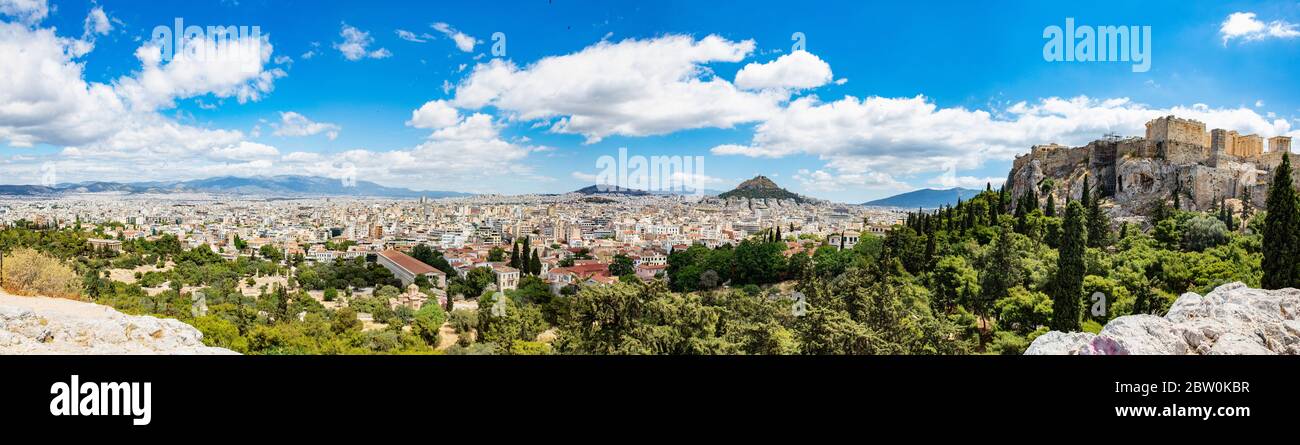 Athènes, Grèce vue panoramique depuis la colline d'Areopagus. Roche de l'Acropole, mont Lycabette et vue sur la ville, ciel bleu ciel nuageux, jour de printemps Banque D'Images