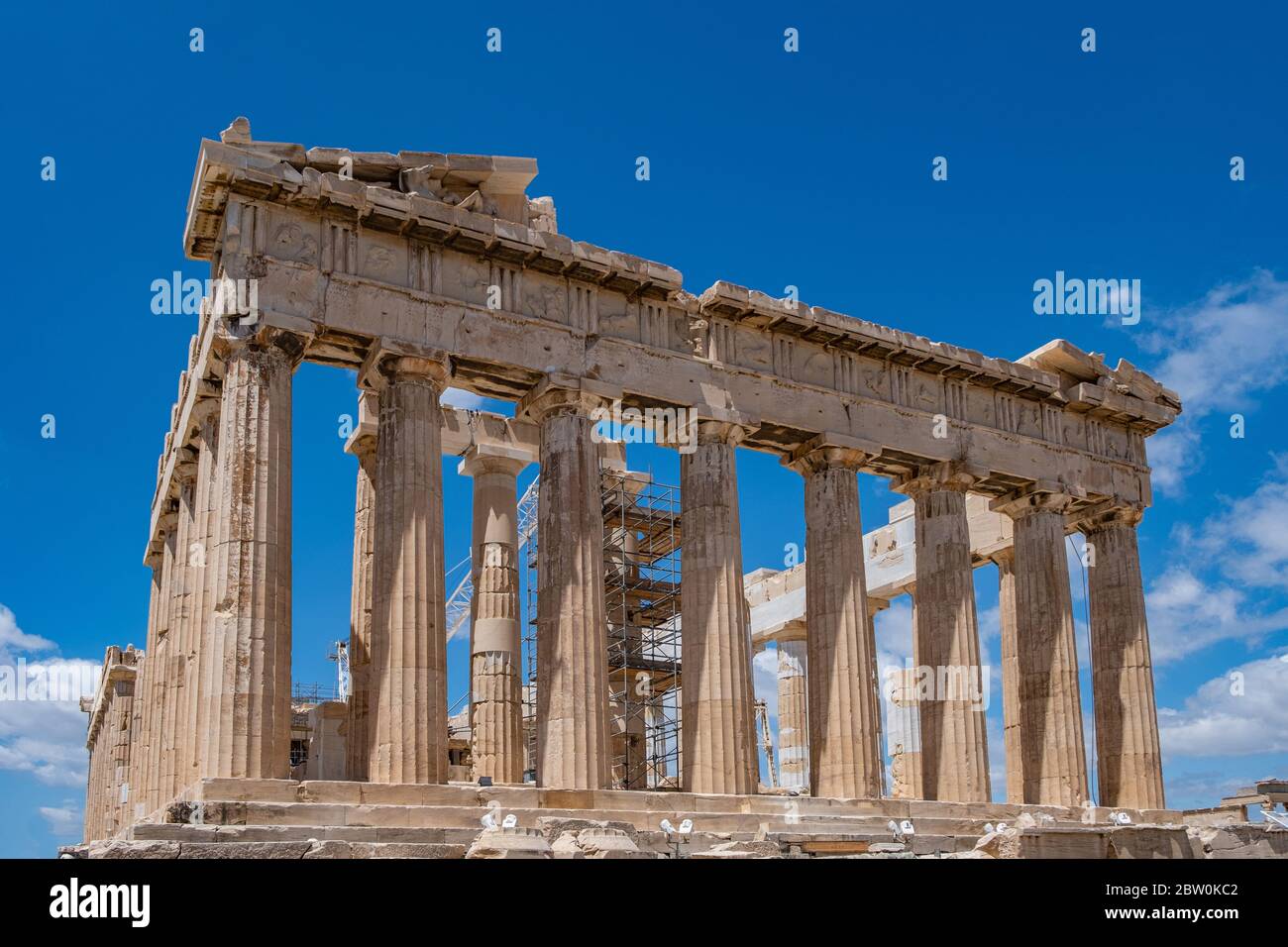 Acropole d'Athènes, Grèce. Façade du temple Parthénon, ruines du temple antique, équipement pour travaux de restauration, ciel bleu, vue à angle bas Banque D'Images