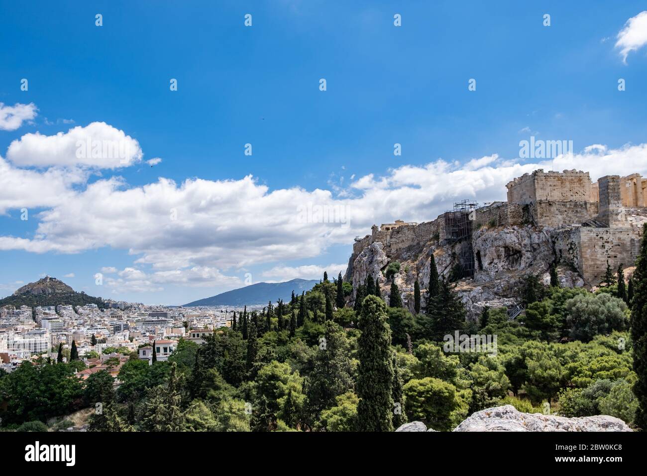 Athènes, Grèce. Roche de l'Acropole, mont Lycabette et vue sur la ville depuis la colline d'Areopagus, ciel bleu ciel nuageux, le jour du printemps Banque D'Images