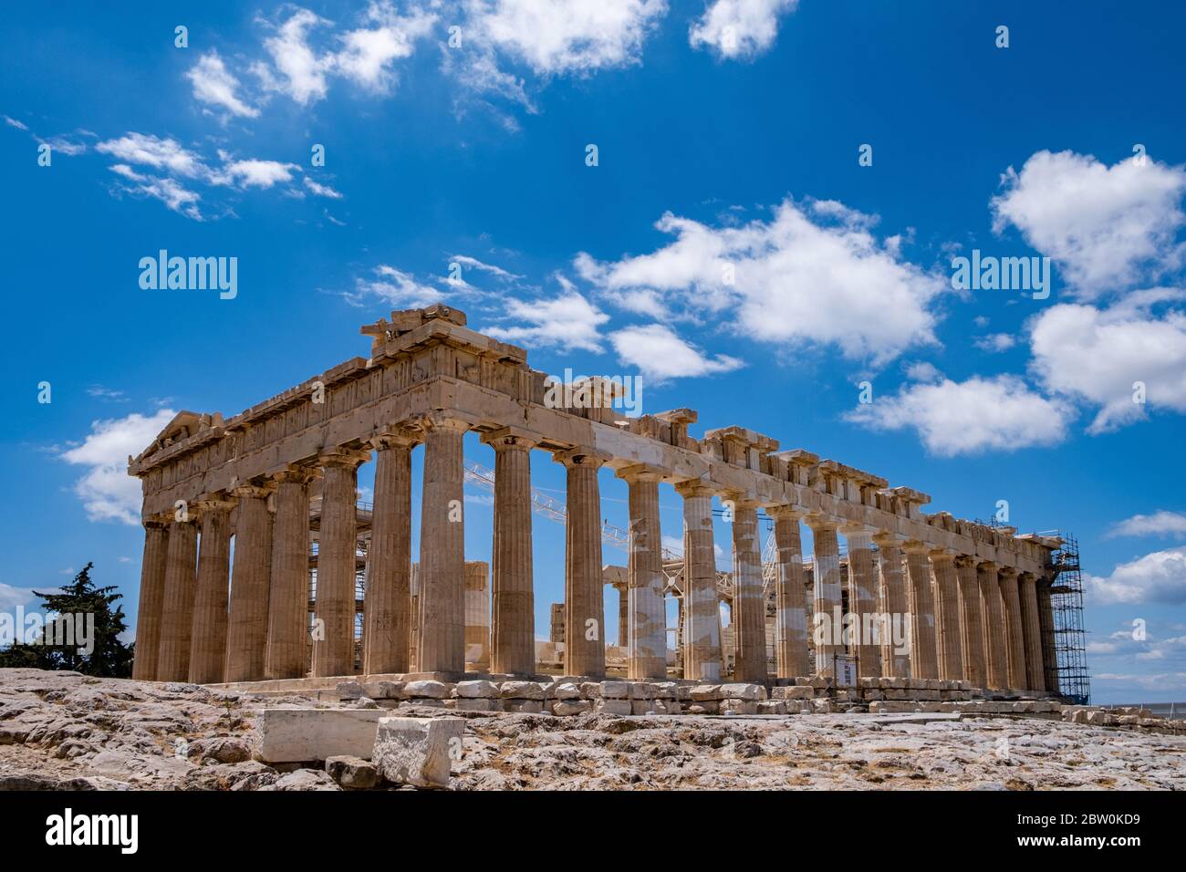 Acropole d'Athènes, Grèce. Façade du temple Parthénon vue latérale, ruines antiques du temple, fond bleu ciel au printemps ensoleillé. Banque D'Images