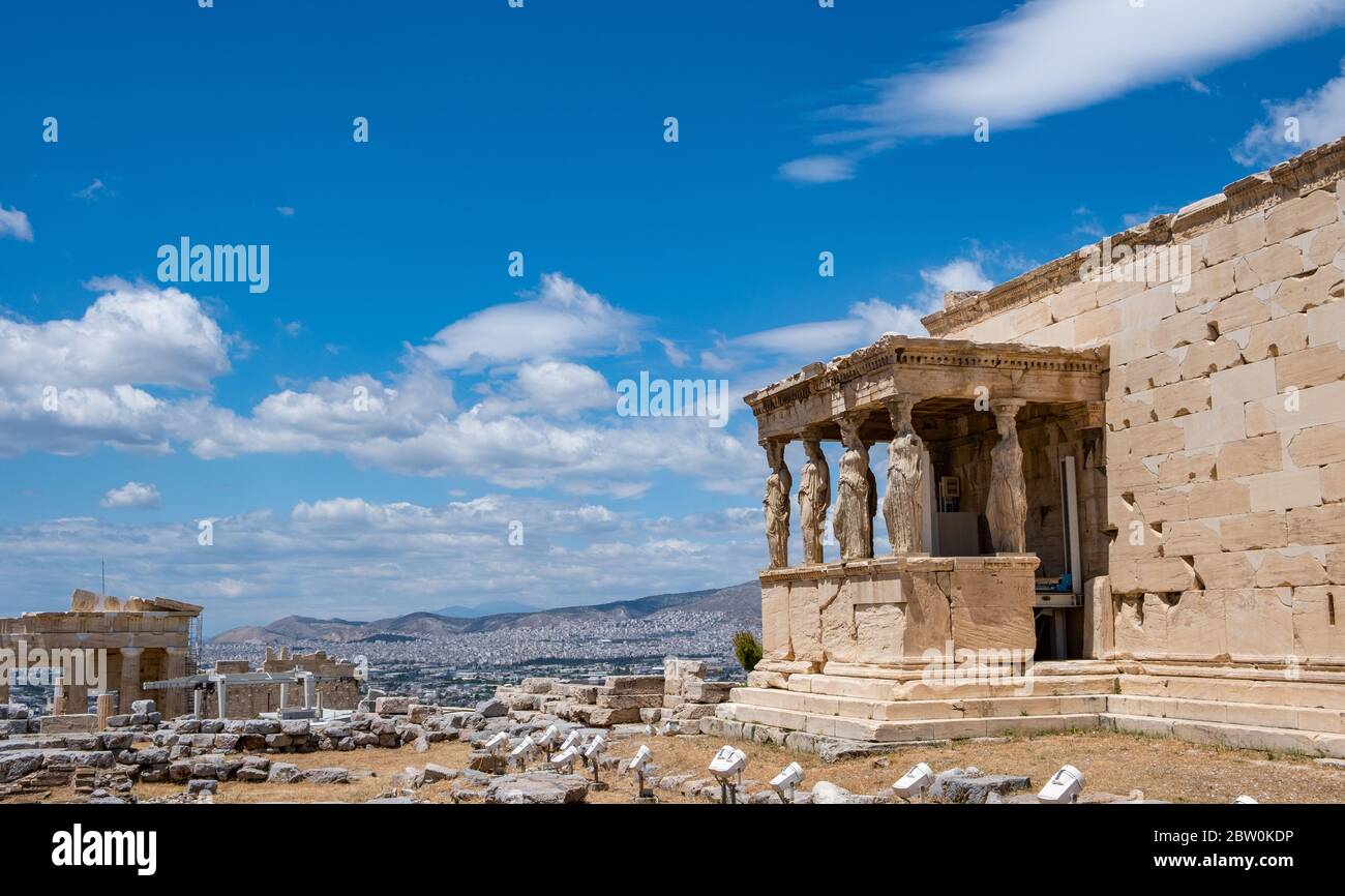 Athènes Acropole, site touristique de la Grèce. Erechtheion, Erechtheum, Temple d'Athéna avec porche de Caryatide, ruines grecques anciennes, ciel bleu au printemps ensoleillé jour. Banque D'Images