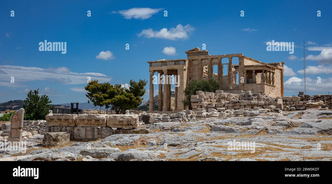 Athènes Acropole, site touristique de la Grèce. Erechtheum, Erechtheion avec porche Cariatides, ruines grecques anciennes, ciel bleu au printemps ensoleillé jour. Banque D'Images