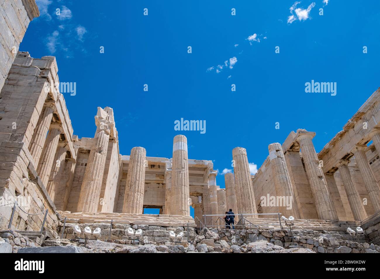 Athènes Acropole, site touristique de la Grèce. Porte d'entrée de Propylaea, piliers et escaliers grecs anciens, vue à angle bas, ciel bleu clair. Banque D'Images