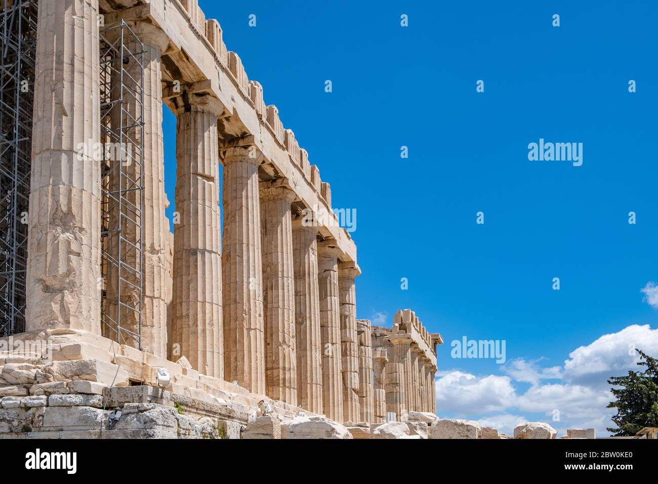 Athènes Acropole, le meilleur site de la Grèce. Façade du temple Parthénon vue latérale, ruines antiques du temple, fond bleu ciel au printemps ensoleillé. Banque D'Images