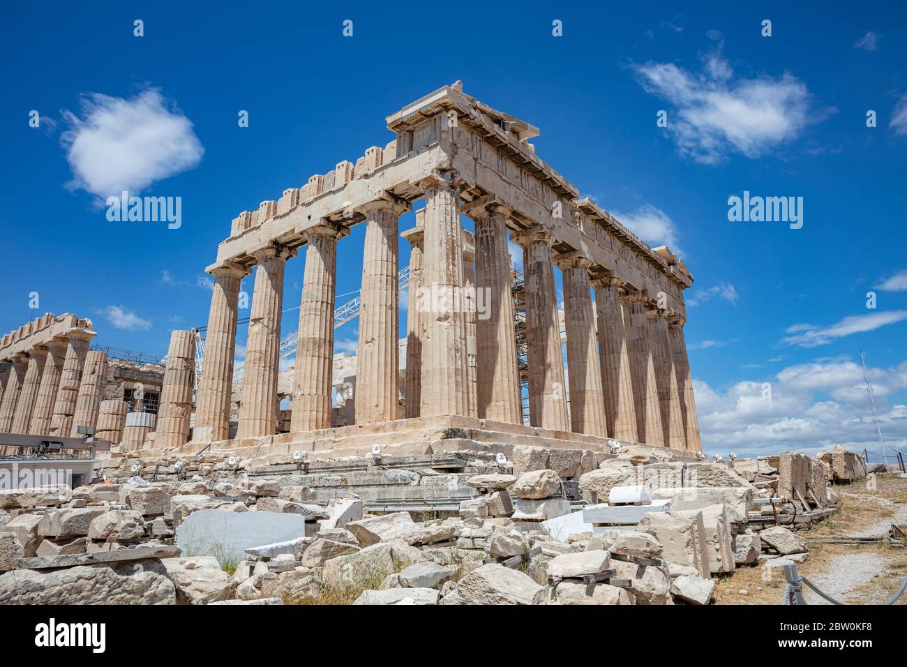 Acropole d'Athènes, Grèce. Façade du temple Parthénon vue latérale, ruines antiques du temple, fond bleu ciel au printemps ensoleillé. Banque D'Images