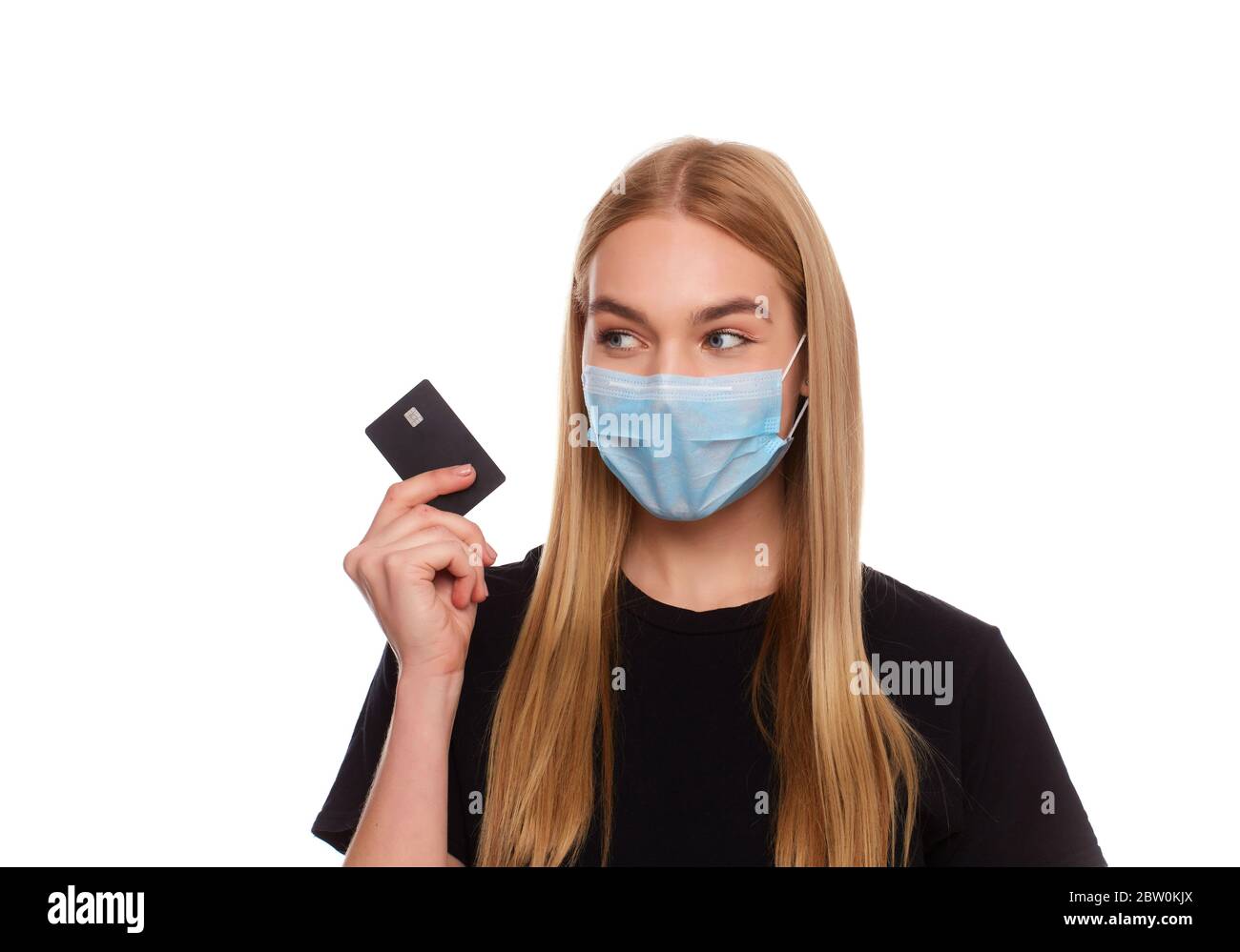 femme avec carte de crédit portant un masque médical isolé sur fond blanc. Photo conceptuelle, achats avec paiement sans espèces pendant la quarantaine. Banque D'Images