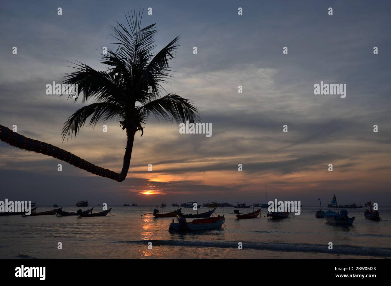 Magnifique coucher de soleil sur la plage de Ko Tao en Thaïlande Banque D'Images