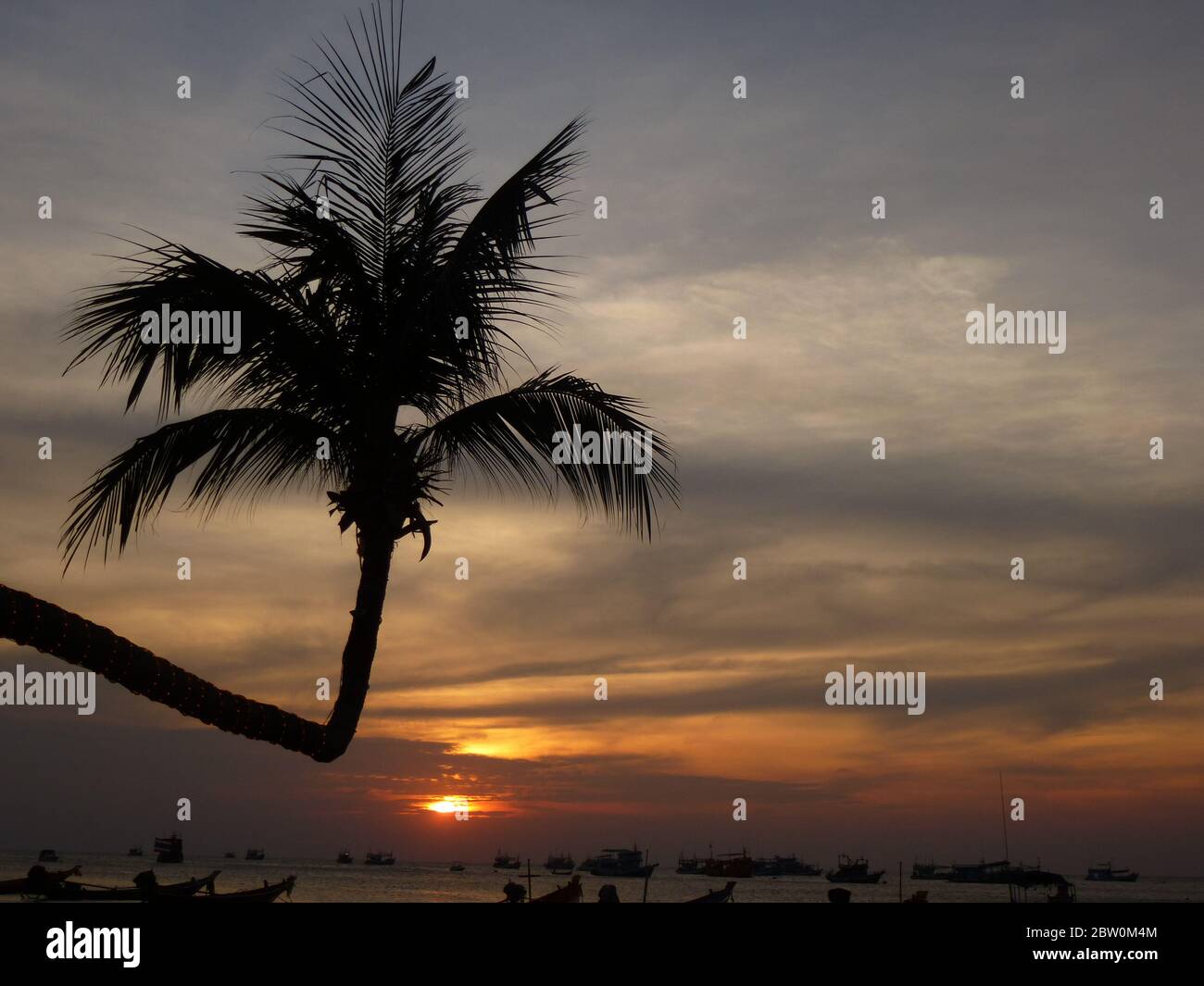 Magnifique coucher de soleil sur la plage de Ko Tao en Thaïlande Banque D'Images
