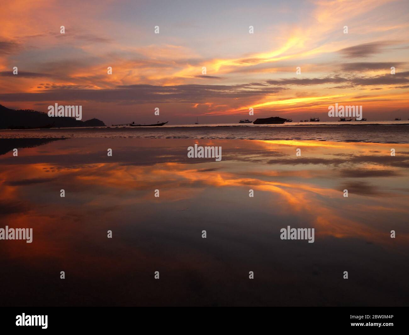 Magnifique coucher de soleil sur la plage de Ko Tao en Thaïlande Banque D'Images