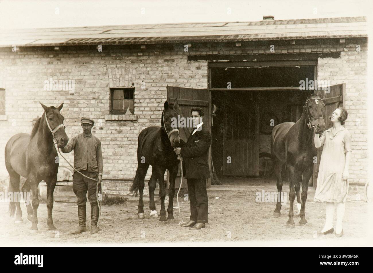 Un couple et un hôtler posig avec leurs trois chevaux de beaubbul dans la campagne de Lettonie (1926) Banque D'Images