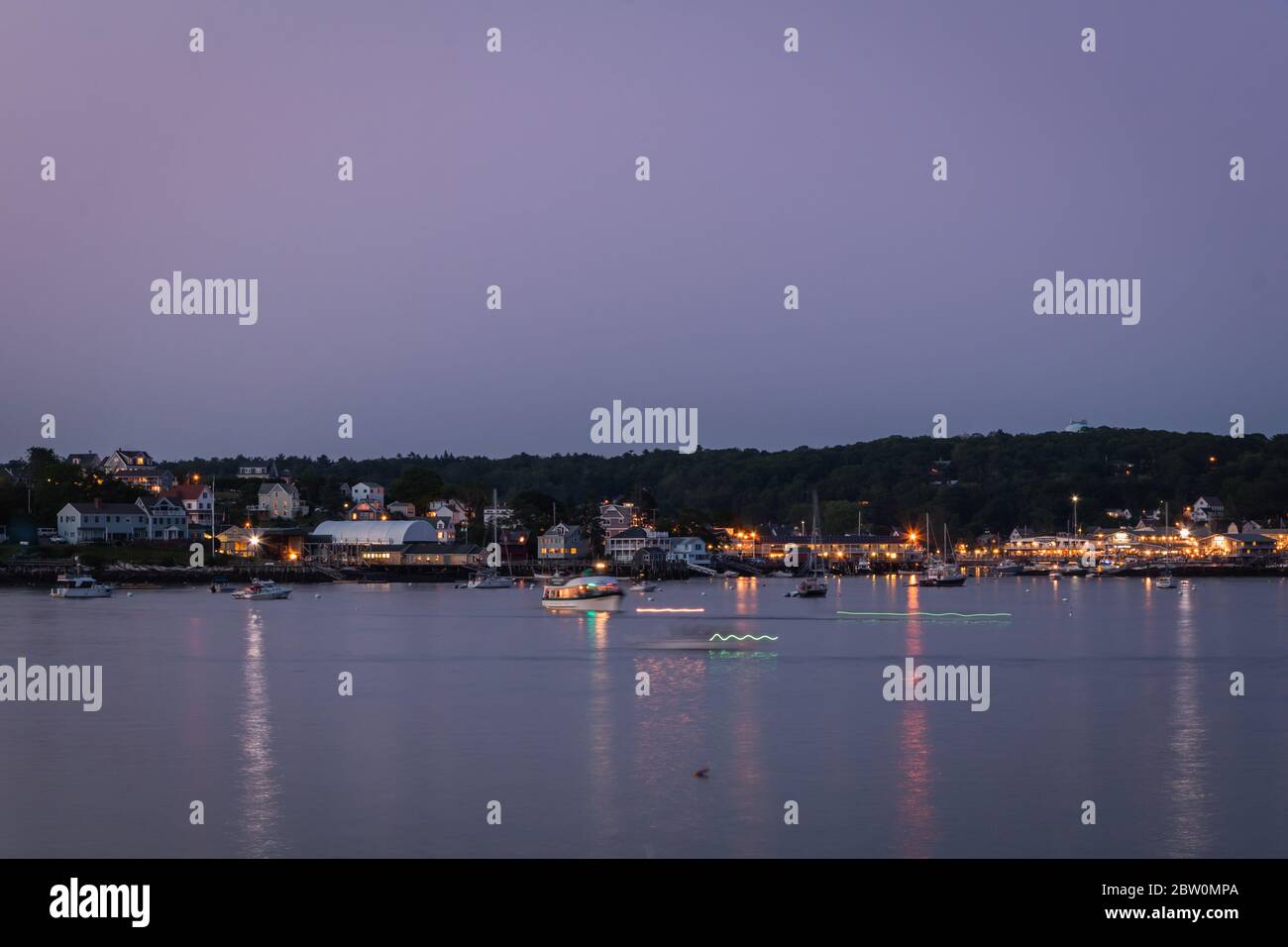 Boothbay Harbor, Maine, États-Unis - 4 juillet 2019 : bateaux dans le port au crépuscule, en attente des feux d'artifice, obturateur lent, flou de mouvement Banque D'Images