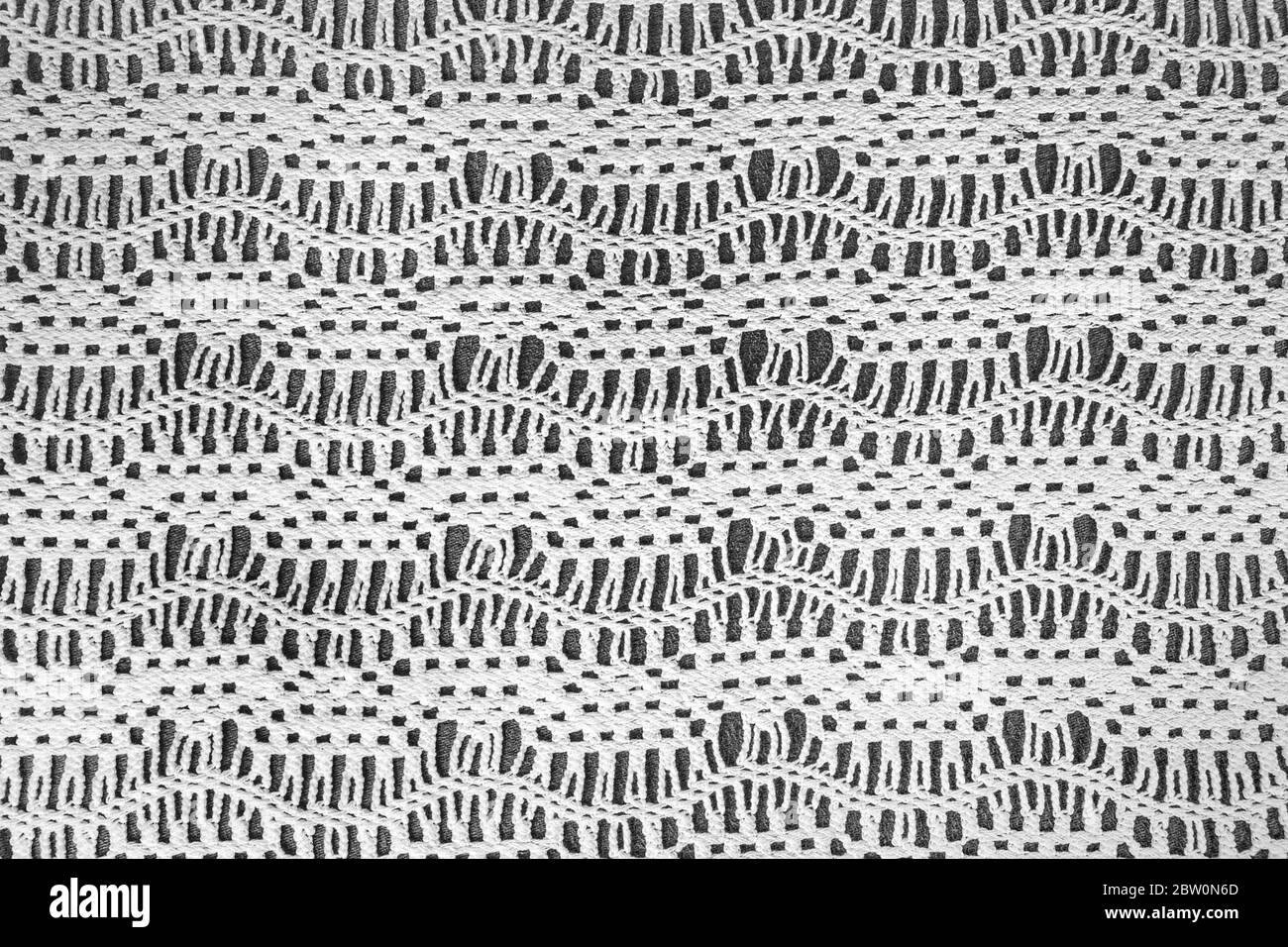 motif zigzag en dentelle au crochet à l'ancienne sur fond gris foncé Banque D'Images