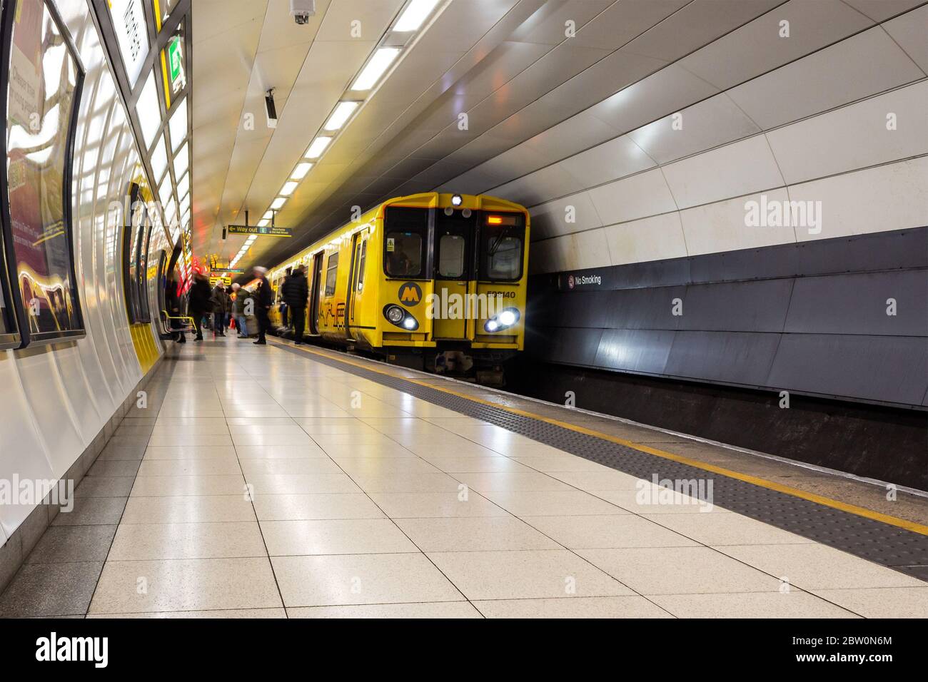 Passagers se déplaçant dans un flou sur et hors du train Merseyrail British Rail classe 507, gare de Moorfields, Liverpool Banque D'Images